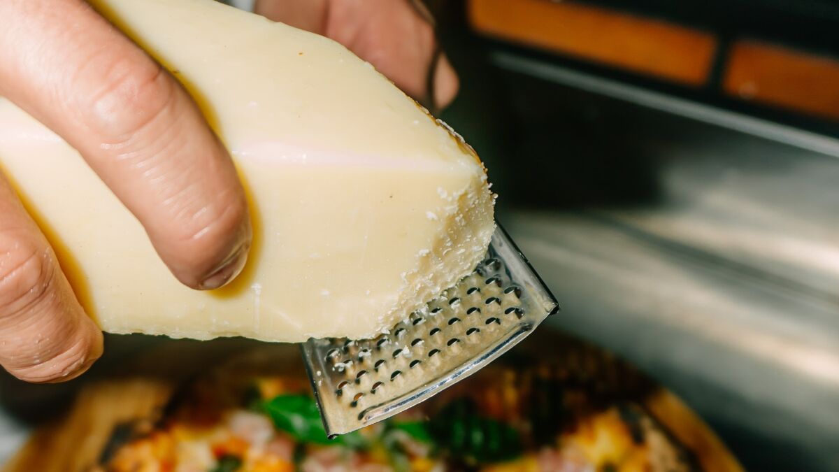 Натрите терку этим продуктом: сыр больше не будет прилипать