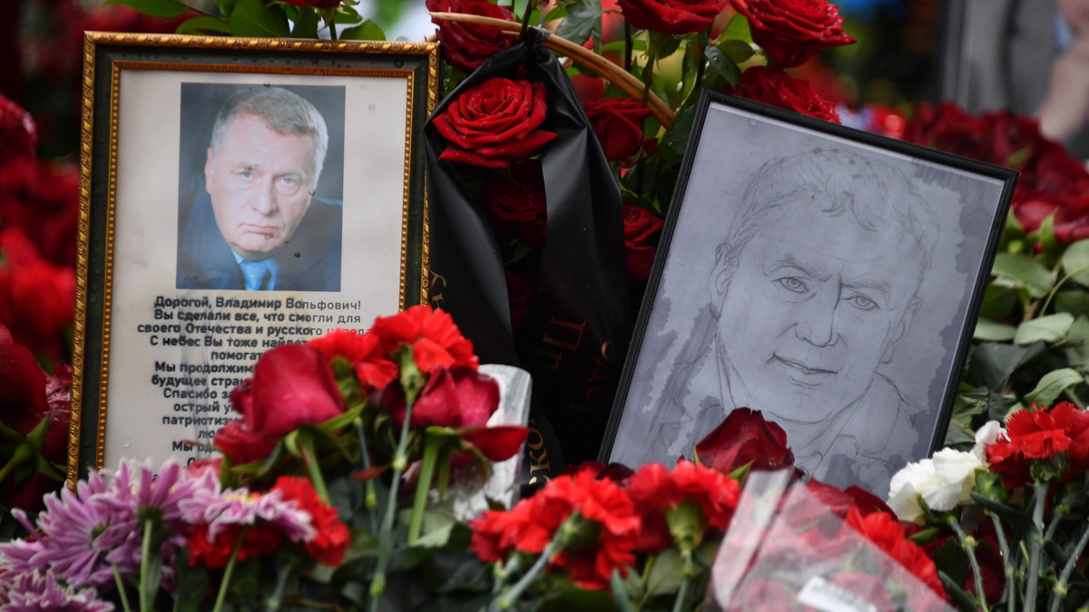 Венок без подписи: что творится на могиле Жириновского