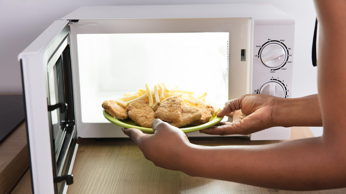 Излучение микроволновки опасно для жизни? Испытатель открыл всю правду о приборе