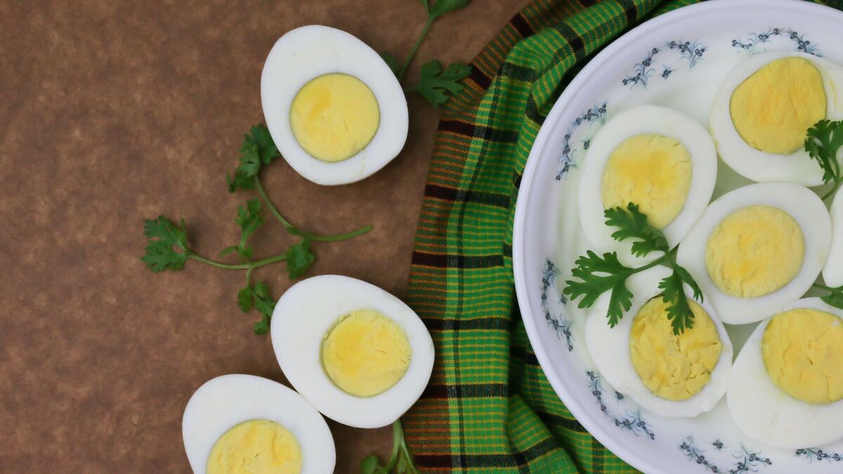 Вареные яйца измельчите за секунду: нож и терку можно отложить в сторону