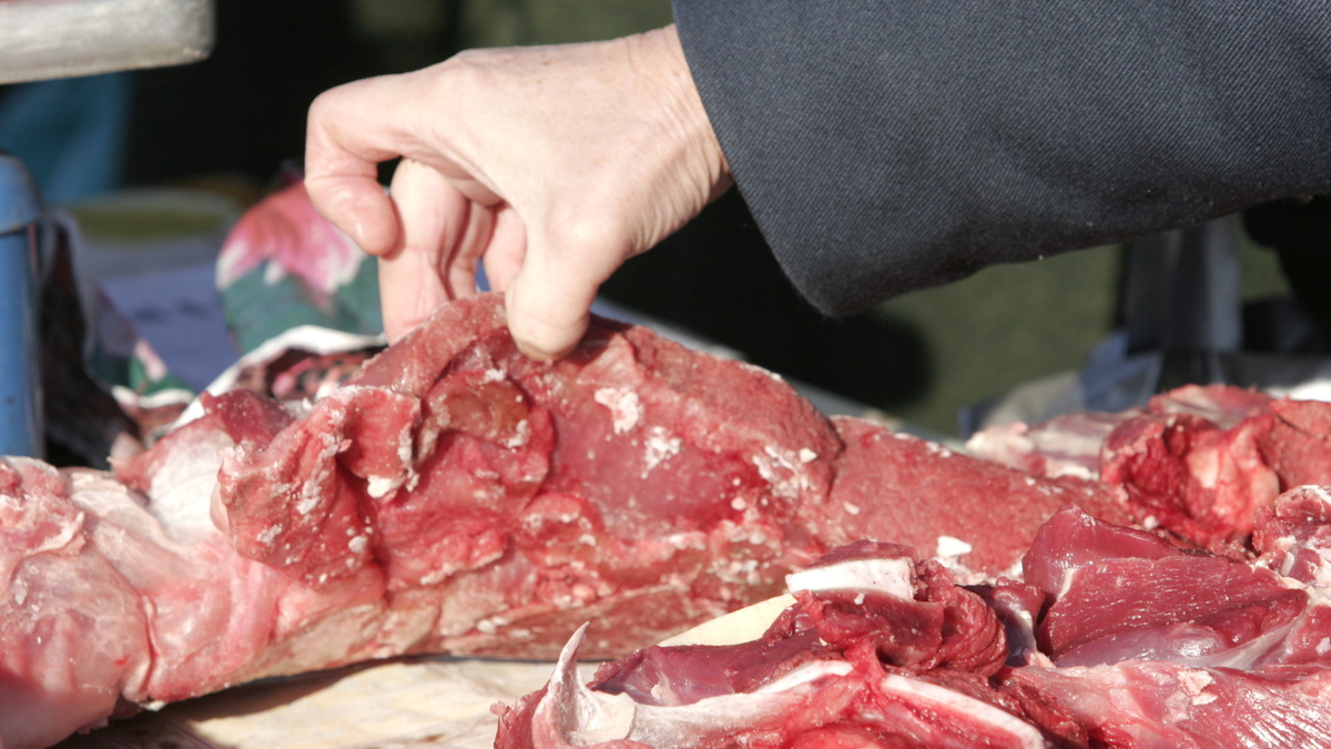 «Посмотреть, понюхать»: названы преимущества покупки мяса для шашлыка на рынке
