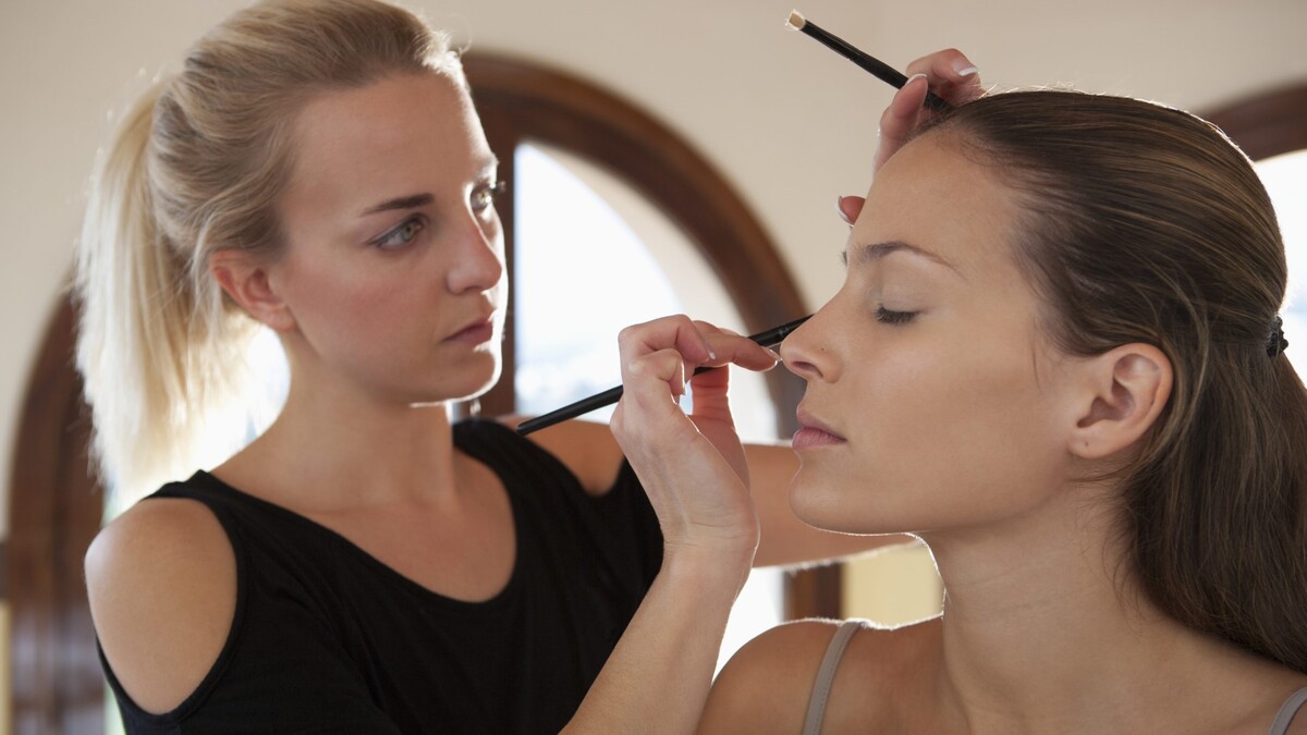 Визажисты терпеть не могут этих выходок клиенток: макияж выйдет из-под контроля