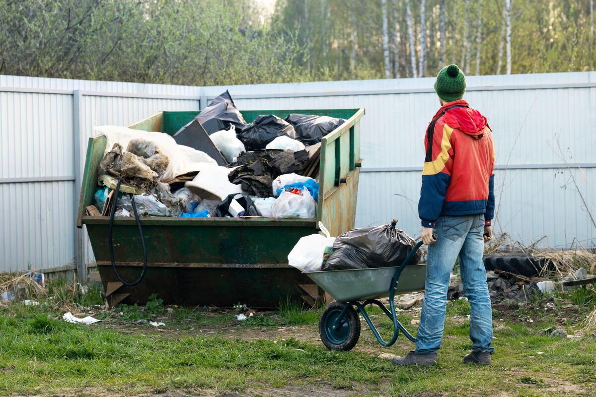 Платеж за вывоз мусора на даче отменили: не дайте себя обмануть 
