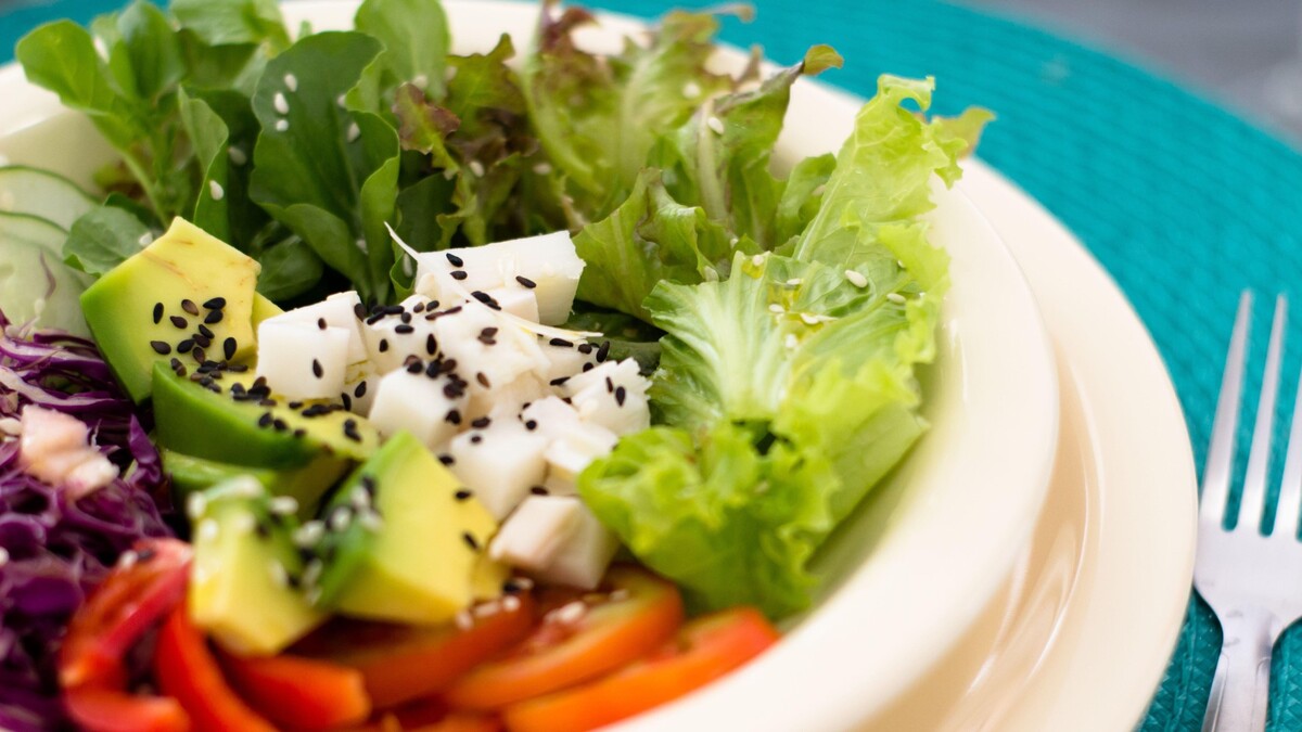 Польза будет утеряна: диетолог предостерег любителей салатов
