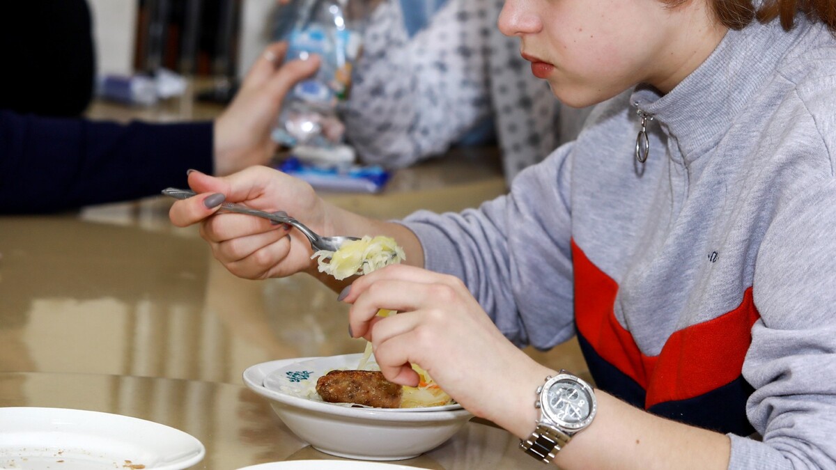 Массовые отравления названы одной из главных проблем школьного питания в Петербурге