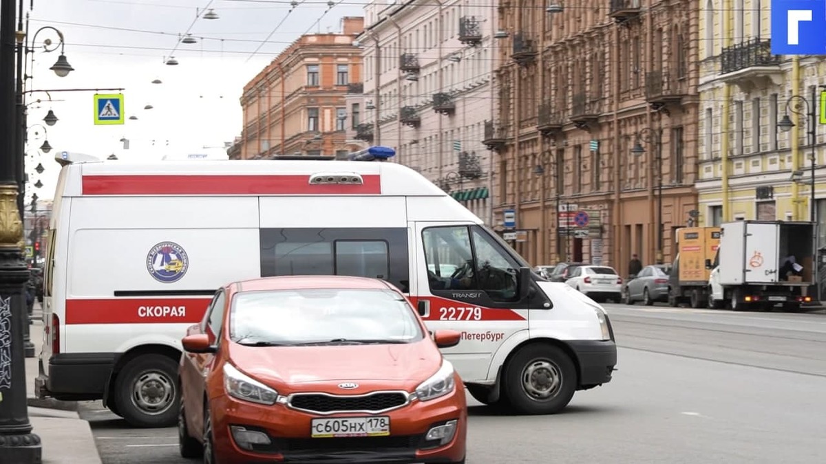 Иномарка сбила пешеходов после ДТП в Петербурге, пострадали три человека
