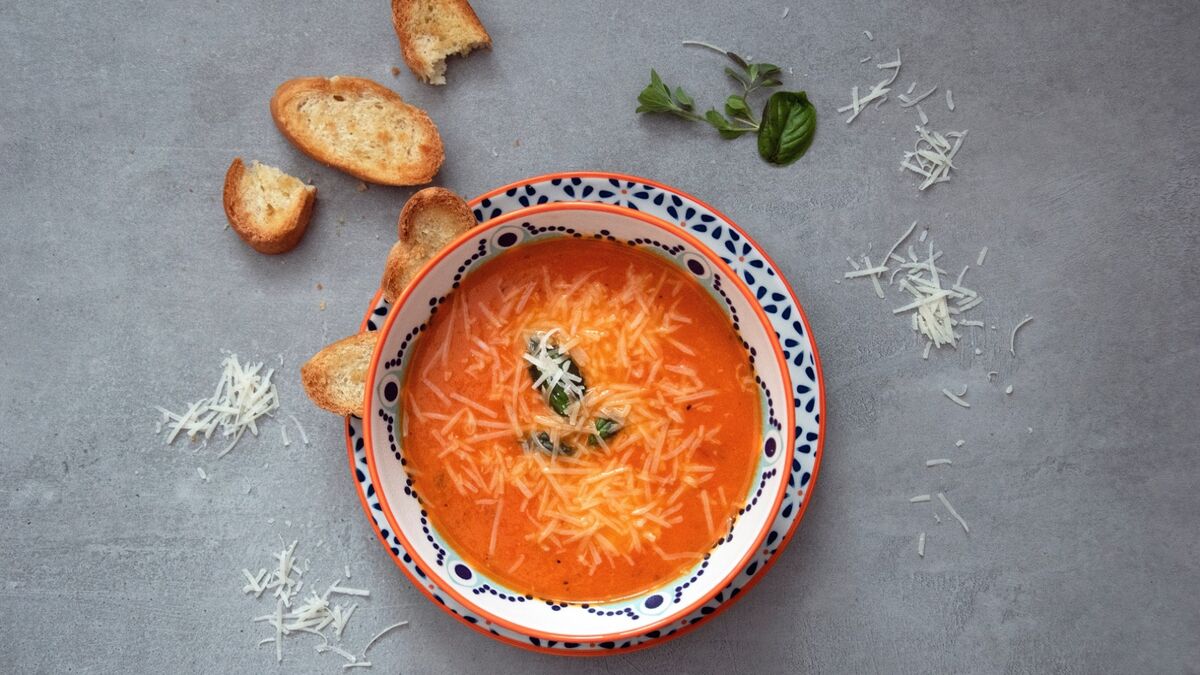 Вместо борща сварите сливочный суп: получится сытным и вкусным даже без мяса
