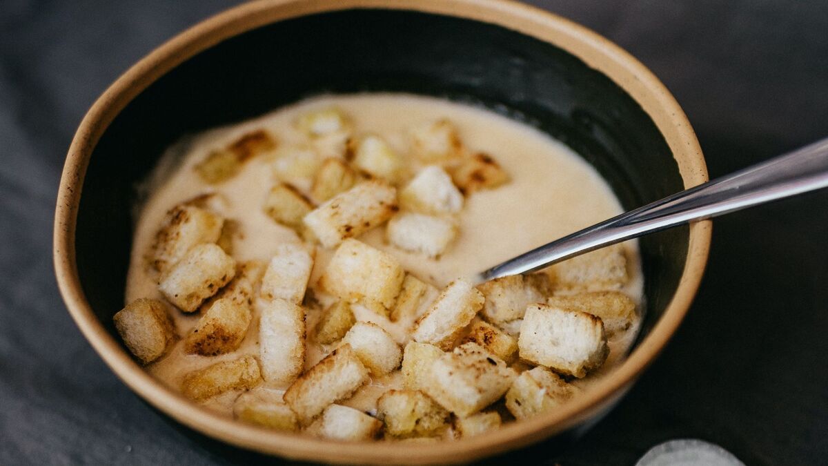 Рецепт сытного супа без картошки, мяса и вермишели: за основу взят дешевый продукт