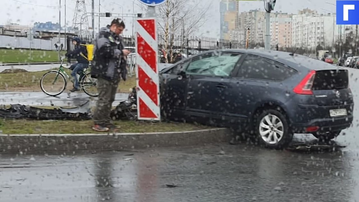 На севере Петербурга легковой автомобиль врезался в столб