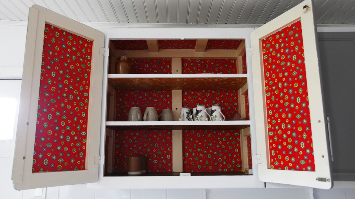 Липкий налет на шкафчике — больше не проблема: вот чем нужно обработать мебель
