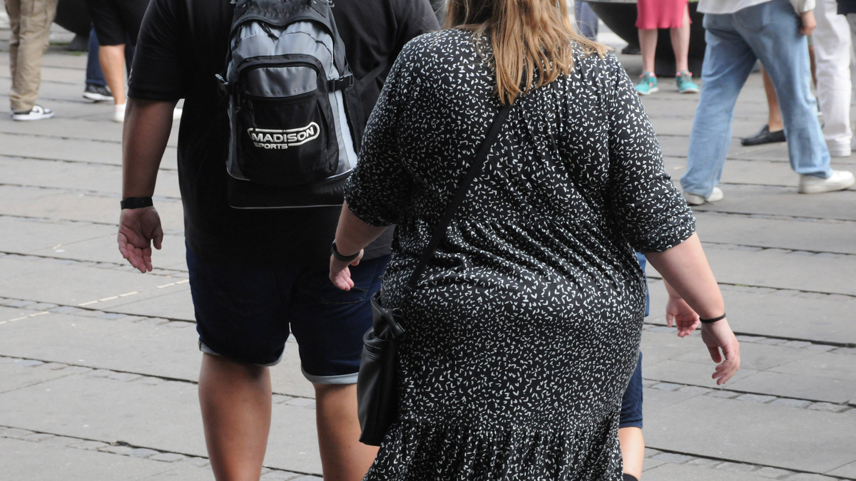 Семья в панике: мать 11 детей не может ходить из-за огромного веса