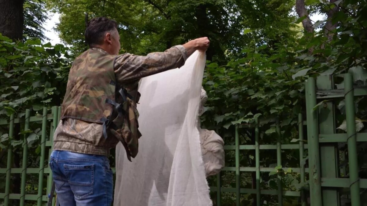 Находчивые вандалы усовершенствовали скульптуру в Летнем саду (фото)