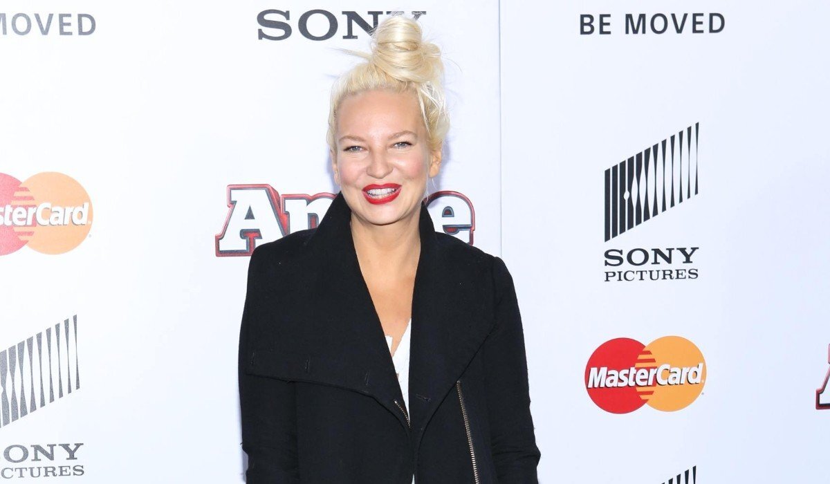 Sia ушла из Twitter после критики своего фильма «Мьюзик»