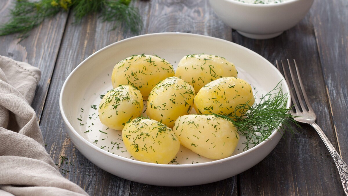 Эта ароматная картошка покорит всю семью: незаслуженно забытый рецепт