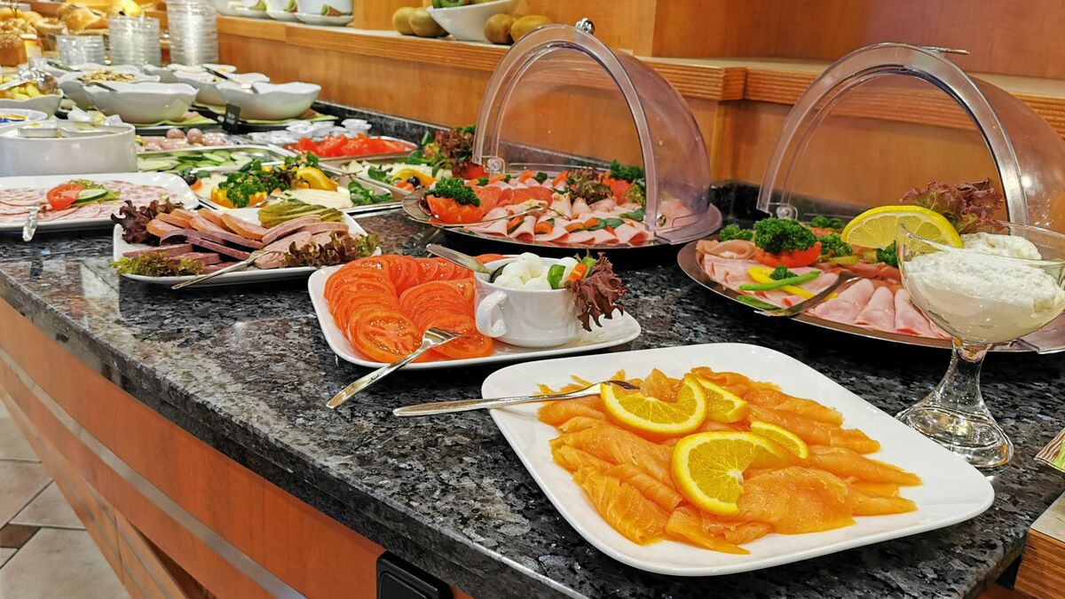 В турецких отелях скрывают это от гостей: вот что делают с остатками еды со шведского стола