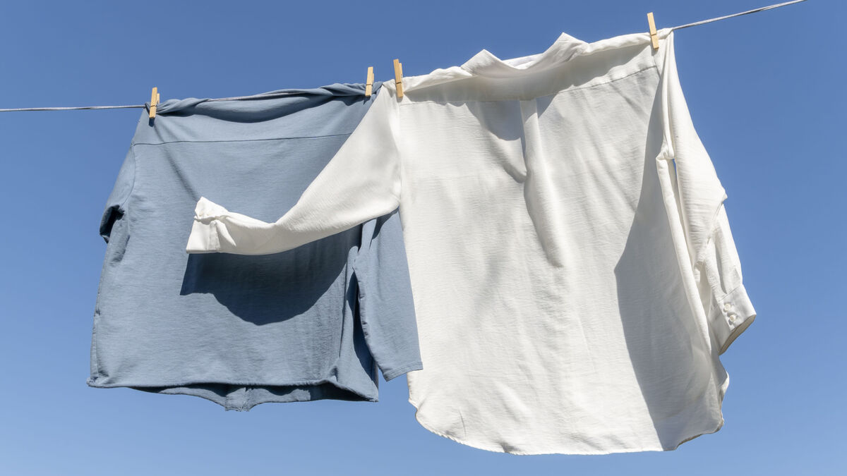Пятна от дезодоранта белые вещи больше не испортят: вот как убрать их с ткани