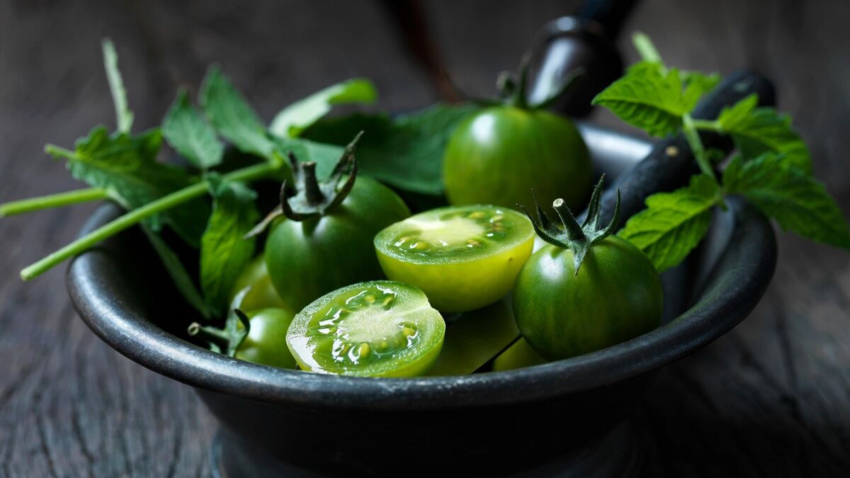 Вот что сделайте из зеленых томатов: незрелые плоды превратятся в настоящее лакомство