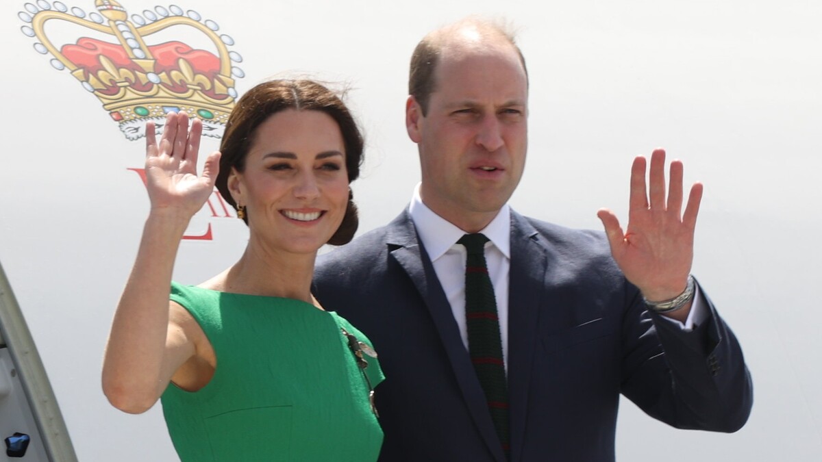 Принц с вещами и герцогиня в шляпе: Кейт и Уильям с детьми отправились в отпуск