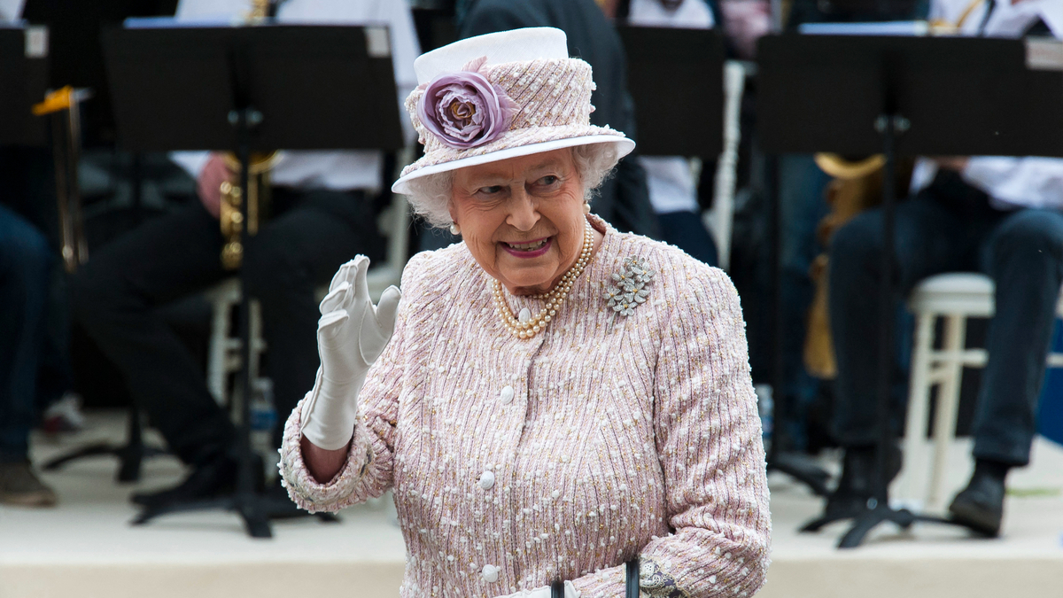 Никогда не догадаетесь: вот почему Елизавета II не разрешала держать над ее головой зонт во время дождя