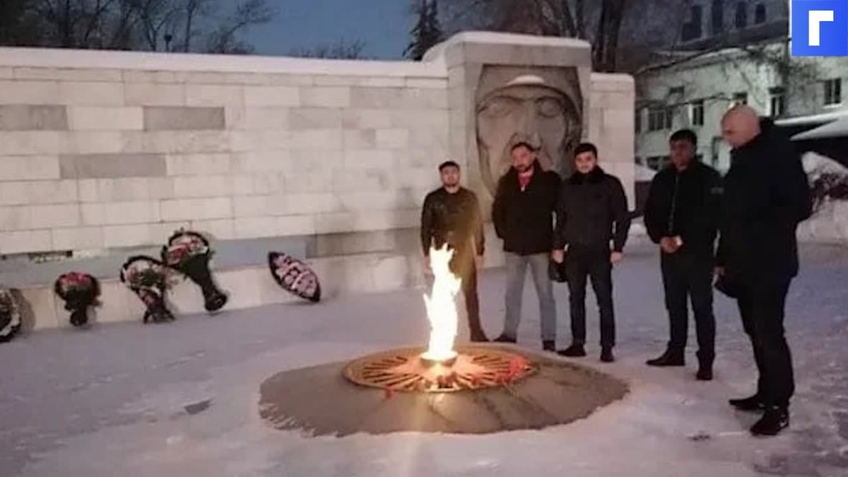 Азербайджанцы на видео извинились за спиртное и семечки на Вечном огне
