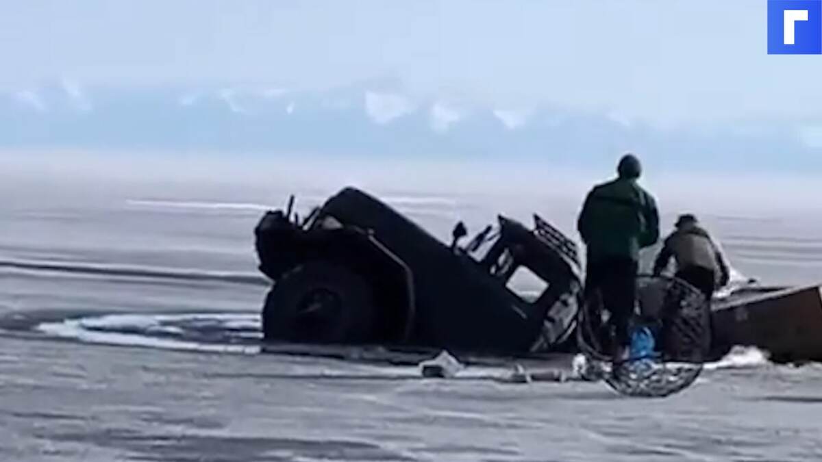 Два грузовика провалились под лед на Байкале