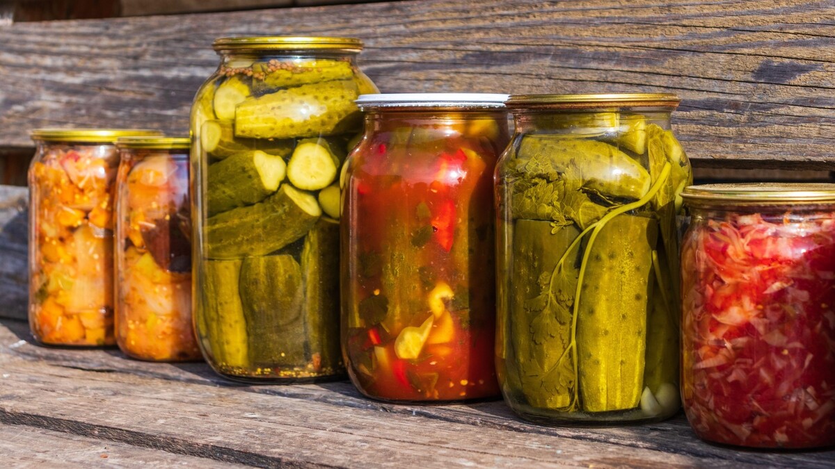 Мудрые хозяйки никогда не трут банки для закаток: чистят этим нехитрым способом