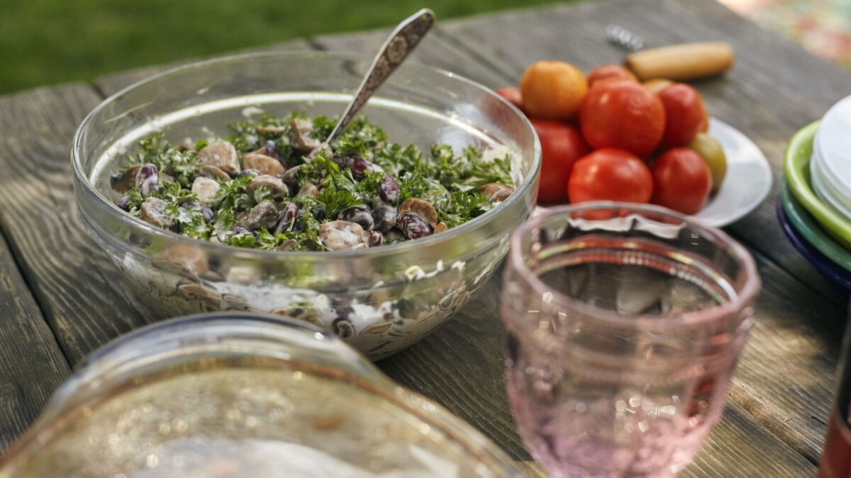 Готовится быстро, съедается еще быстрее: невероятно вкусный салат сведет с ума гостей
