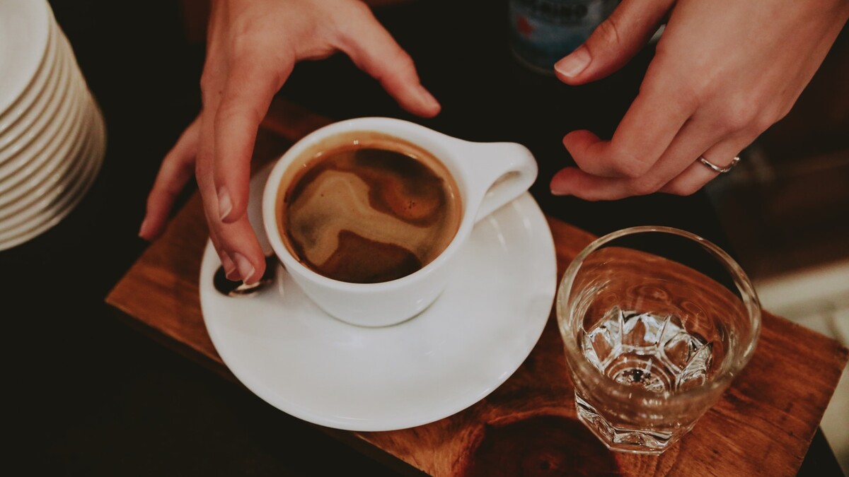Эспрессо подается со стаканом воды по одной причине: не опозорьтесь в кафе