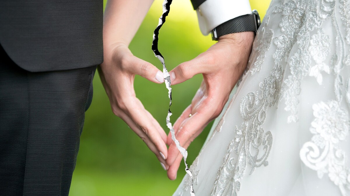 Поплатился за измену: девушка необычно отомстила бывшему на его собственной свадьбе