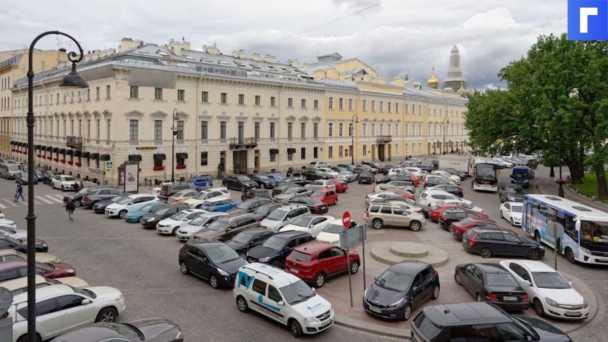 В Петербурге принят закон о штрафах за нарушение правил парковки во дворах