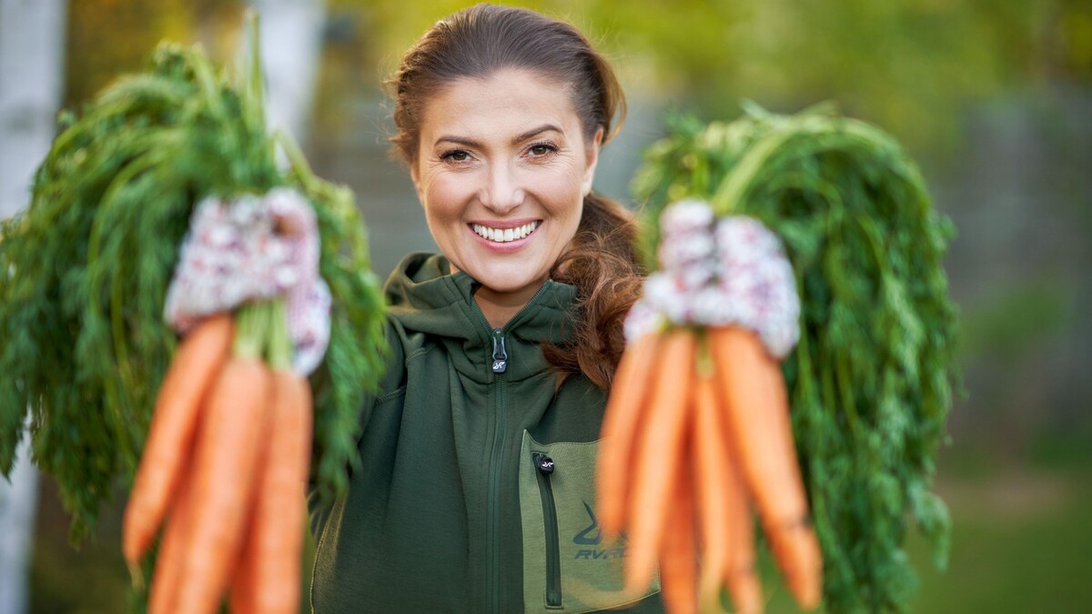 Морковь даст необычайно щедрый урожай: добавьте в лунки перед посадкой вот что