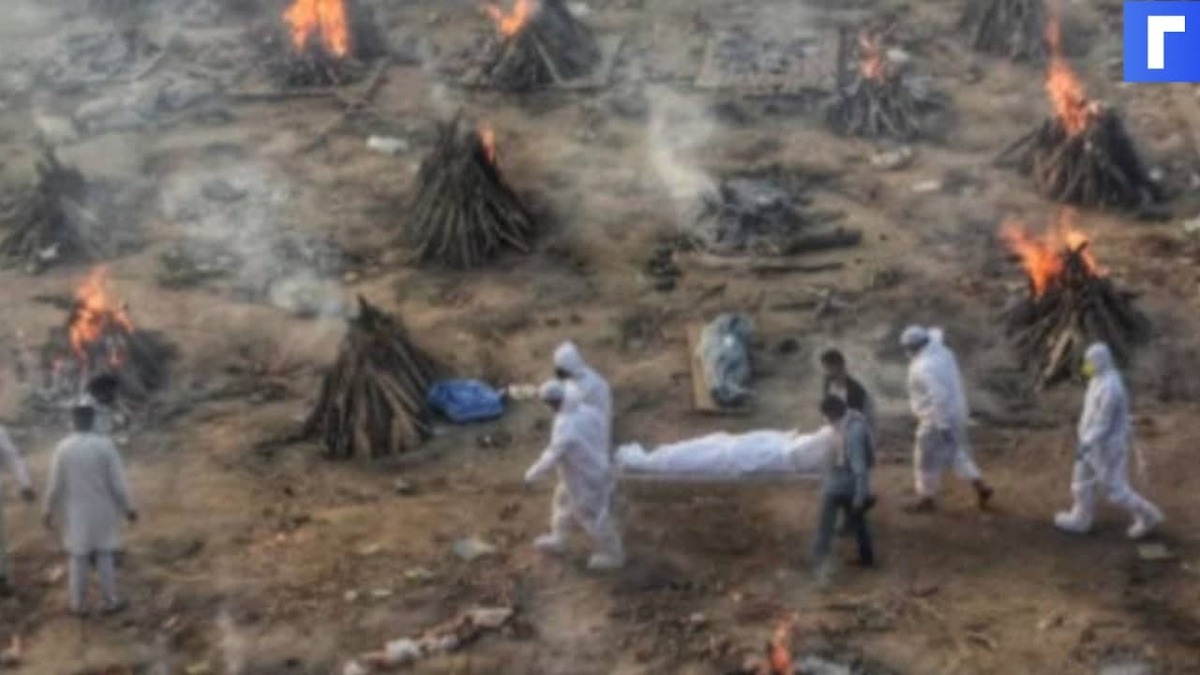 Тела умерших сжигают на улицах Индии из-за нехватки мест в крематориях
