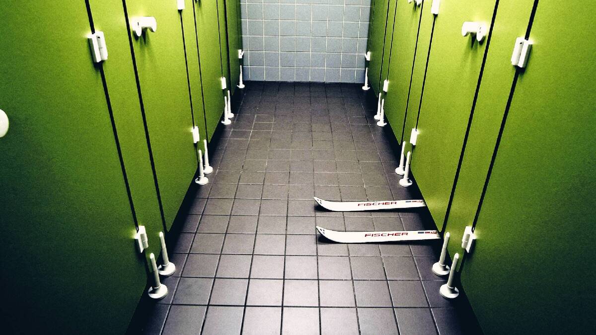 Зазор под дверью общественного туалета сделан не просто так: удивитесь, когда узнаете