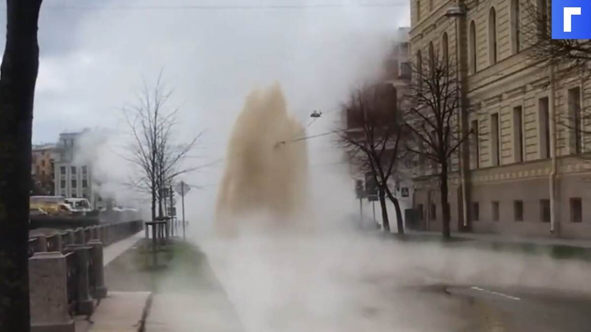 В центре Петербурга забил фонтан с кипятком