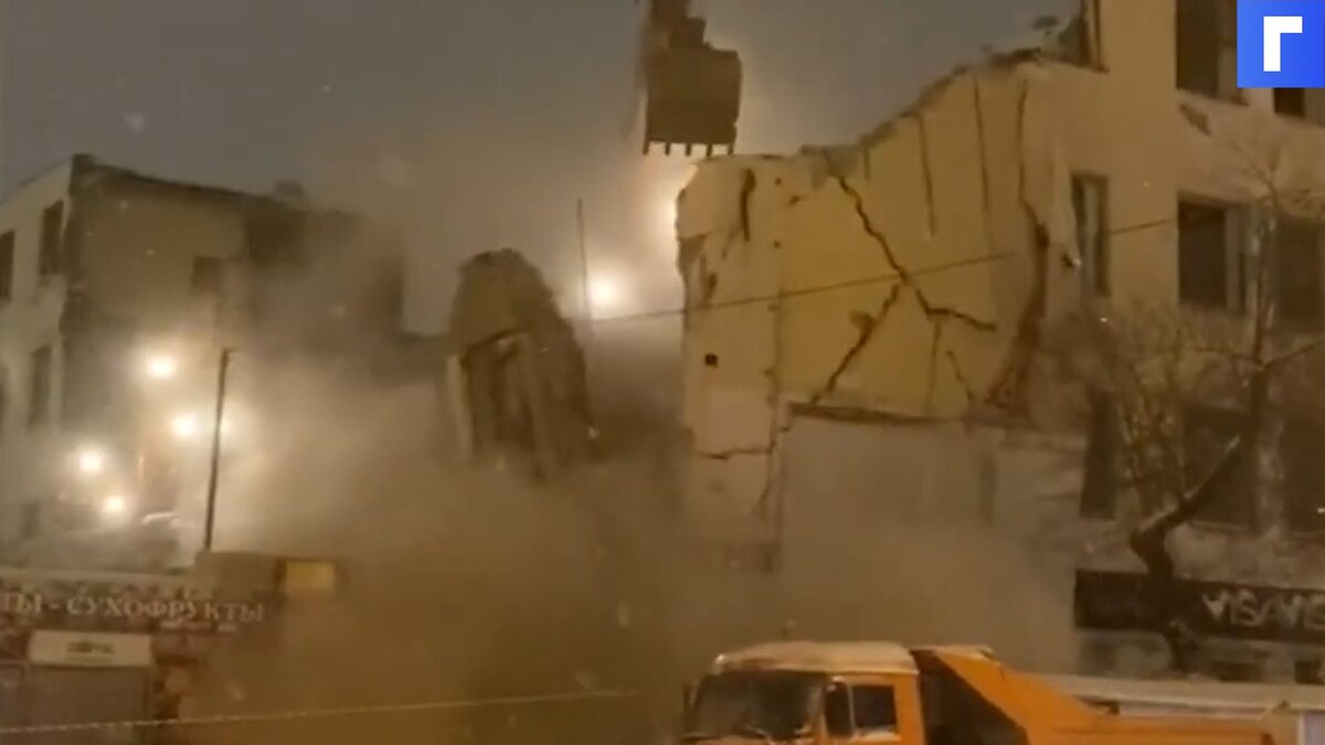 В Екатеринбурге во время сноса здания стена обрушилась на переход