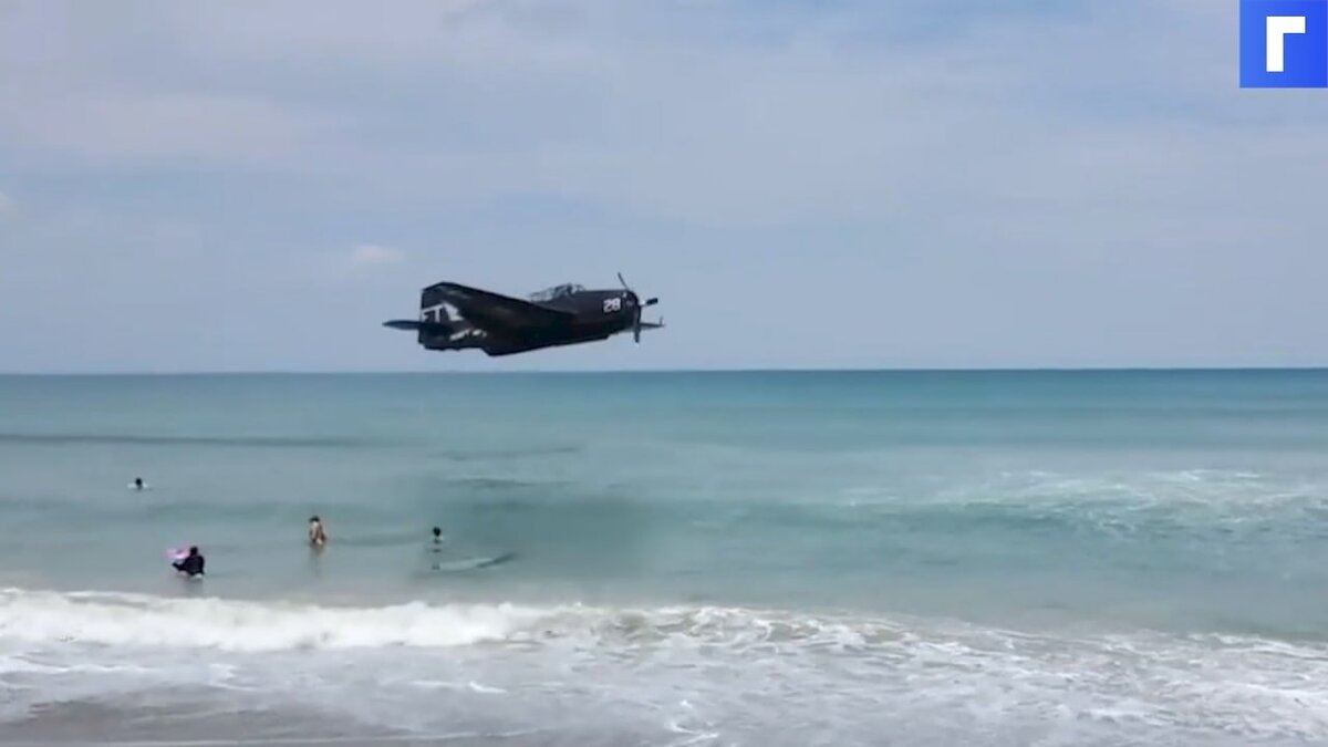 Самолет времен Второй мировой сел на пляже во Флориде