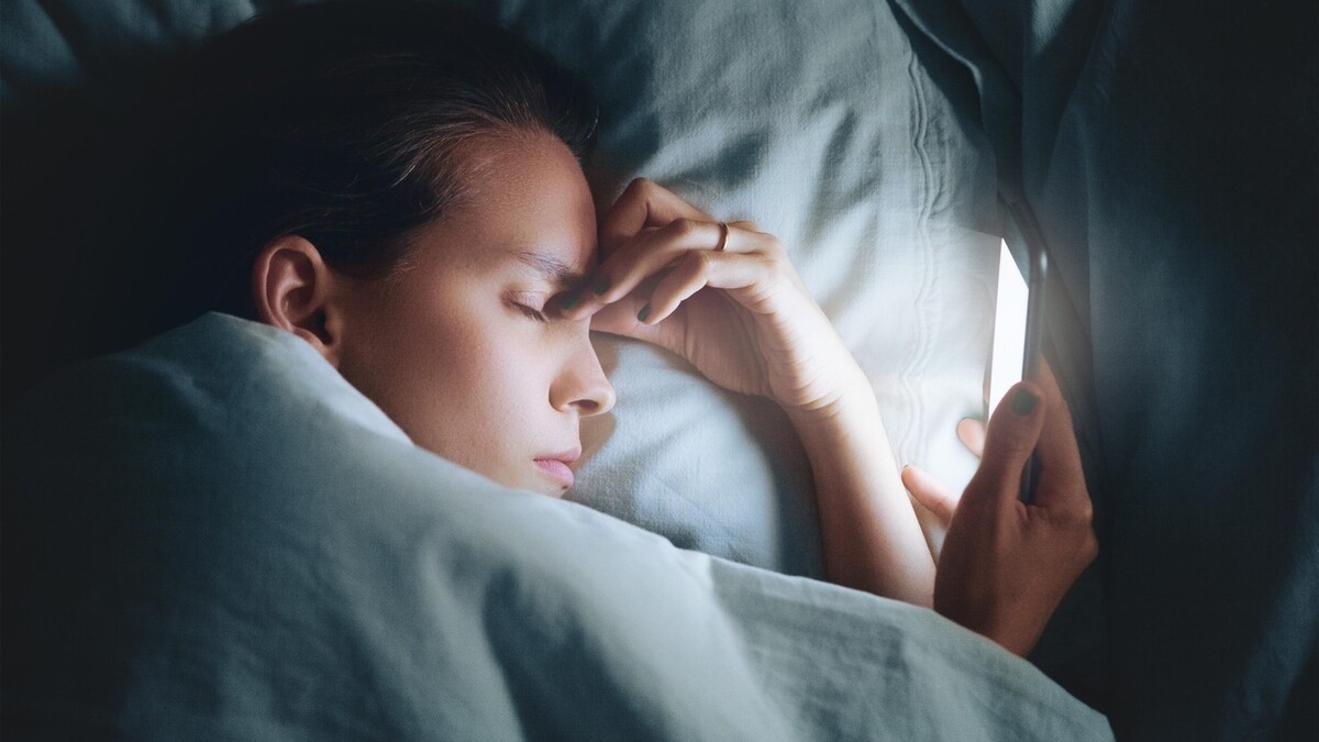 Угробите свое здоровье: вот почему нельзя спать с телефоном под подушкой