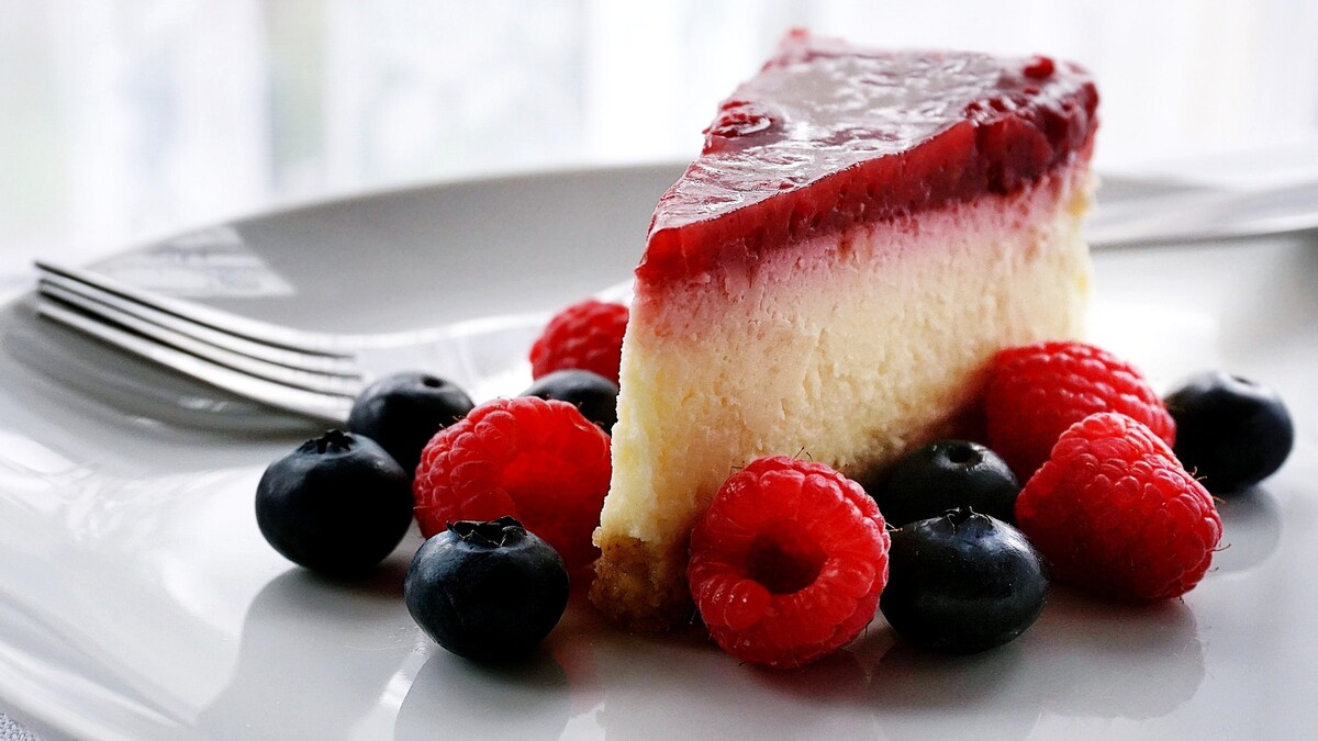 С любыми ягодами: Высоцкая поделилась простым рецептом летнего чизкейка