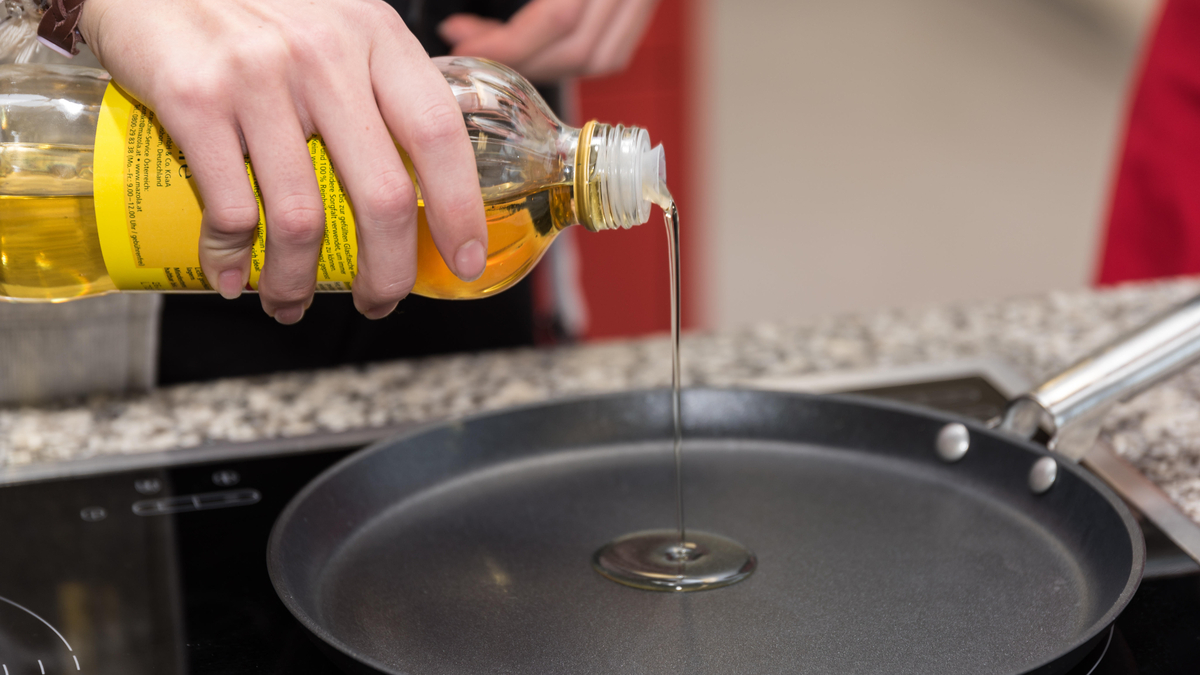 Маленькая хитрость, о которой вы не знали: масло на раскаленной сковороде больше не будет «стрелять»