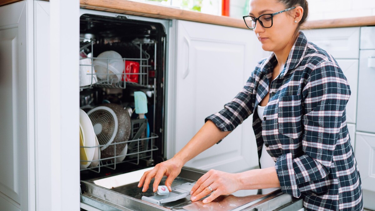 Выбирайте посудомойку с этой особенностью: кастрюли отмывает намного чище