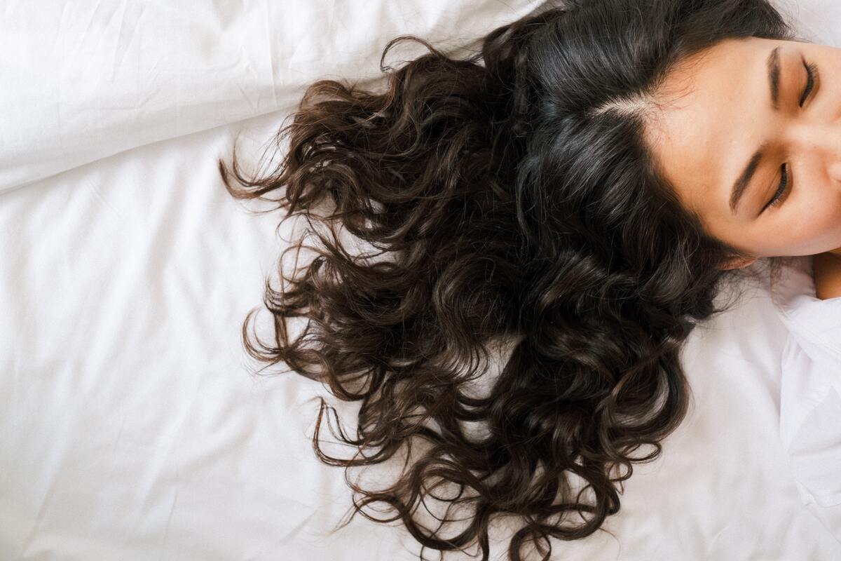 Почему у женщин выпадают волосы и как спастись от облысения: отвечает врач