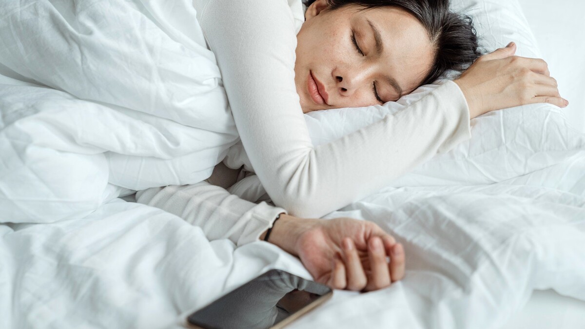 Ученые оценили вред смартфонов во время сна