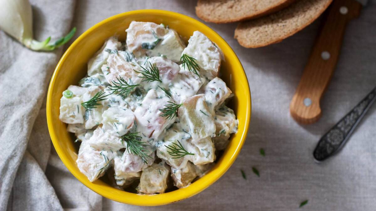 Попробуйте изумительный картофельный салат в греческом стиле: секрет в пикантном соусе