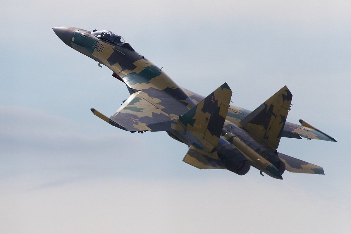 Истребитель Су-35 сопроводил самолёт-разведчик ВВС США над Тихим океаном Истребитель Су-35 сопроводил самолёт-разведчик ВВС США над Тихим океаном