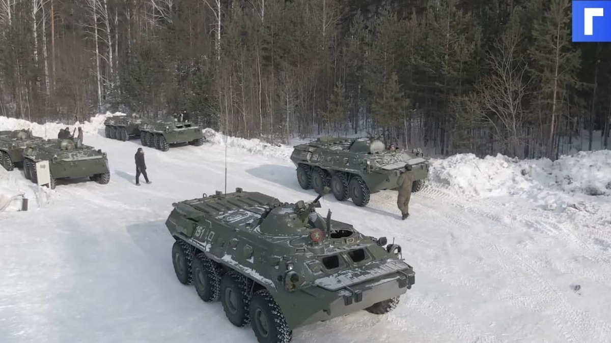 Массовую дозаправку бронетехники выполнили военнослужащие службы ГСМ в ходе учения на полигоне в Свердловской области