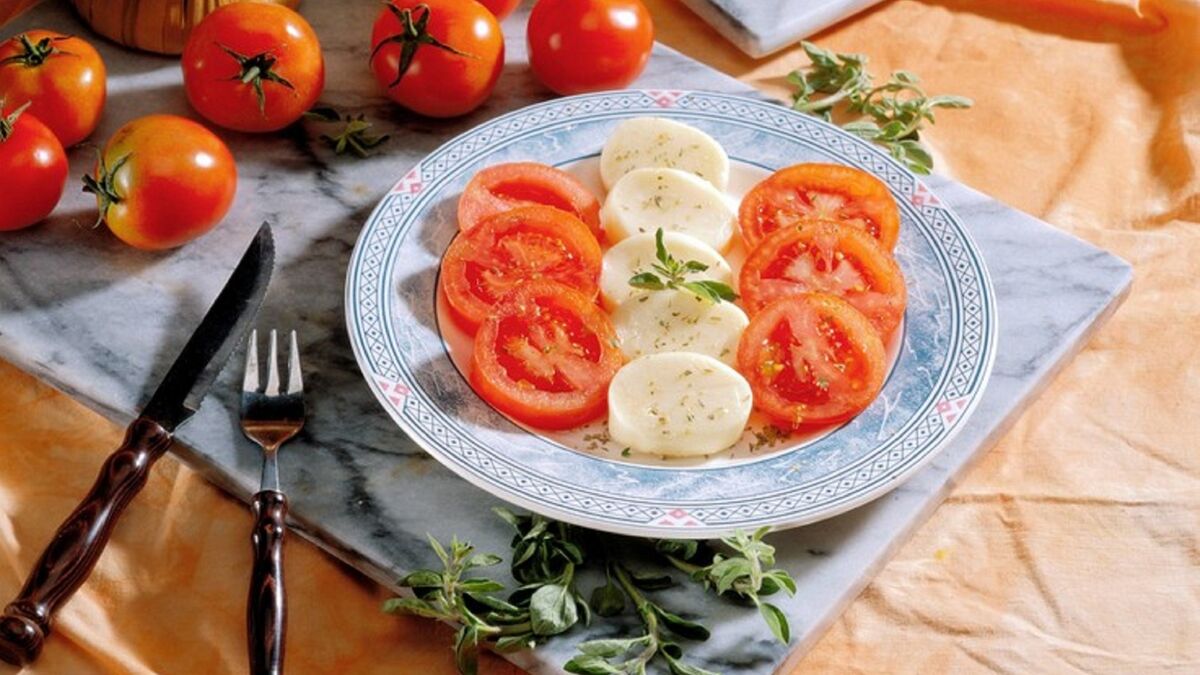 Итальянцы обожают такую закуску из томатов и сыра: легко приготовите ее дома