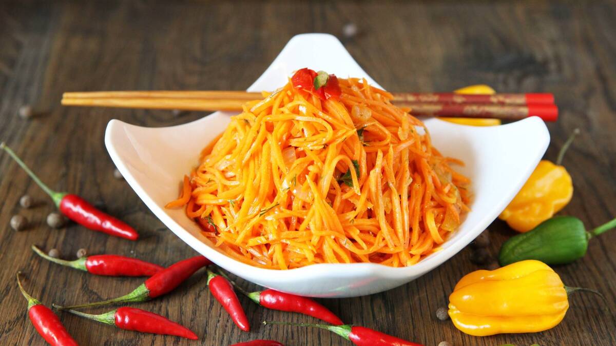 Сочная морковь и ароматные специи: домашние будут в восторге от салата по-корейски