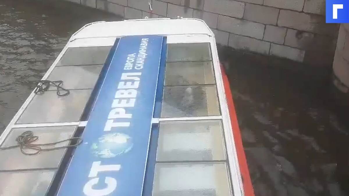 В Петербурге теплоход врезался в опору Аничкова моста