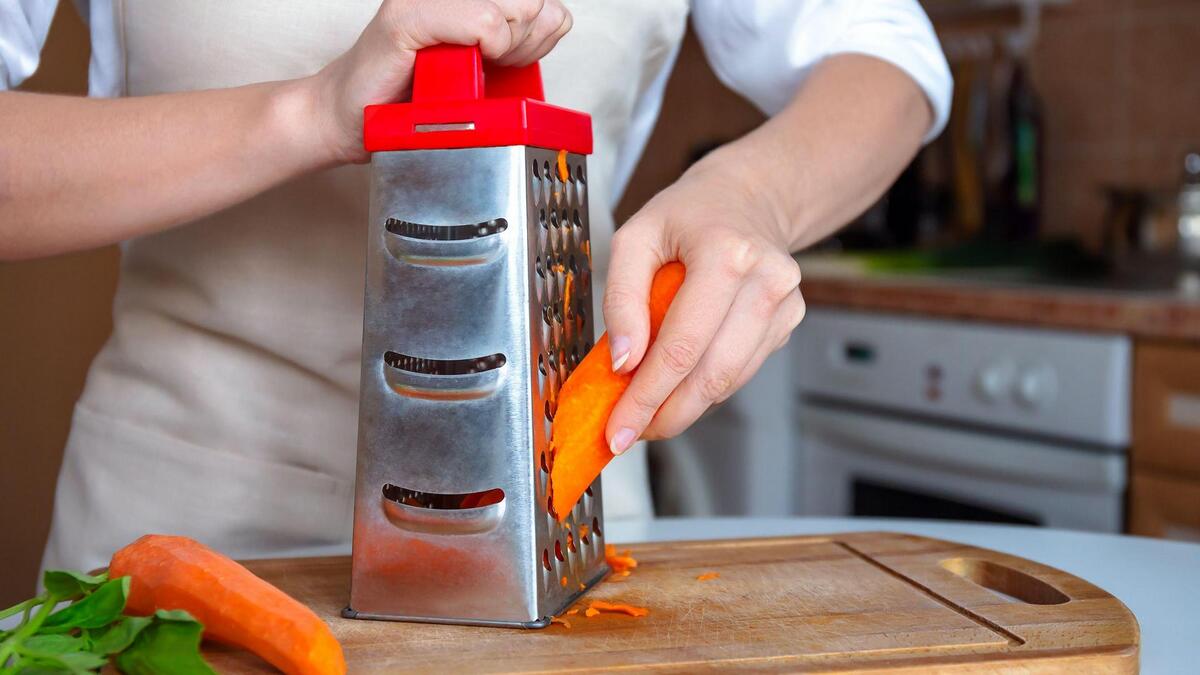 Самый загадочный кухонный гаджет: как на самом деле надо использовать все стороны терки