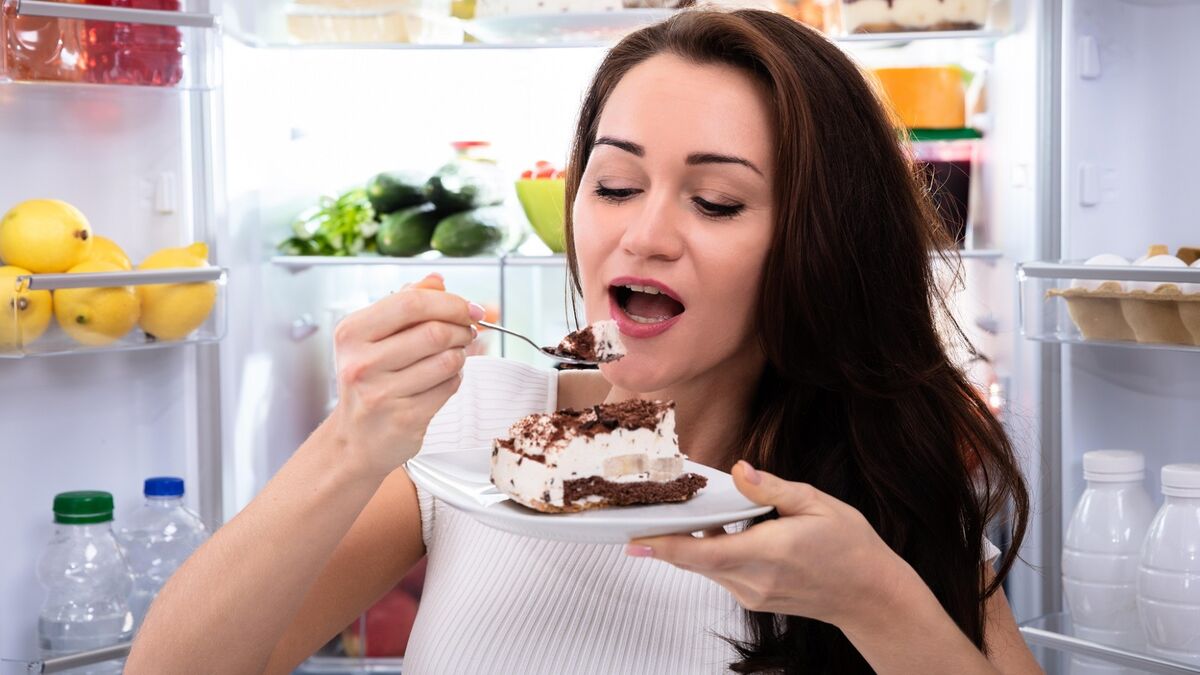 Вот что случится, если съесть жирный торт: диетолог развеяла опасное заблуждение